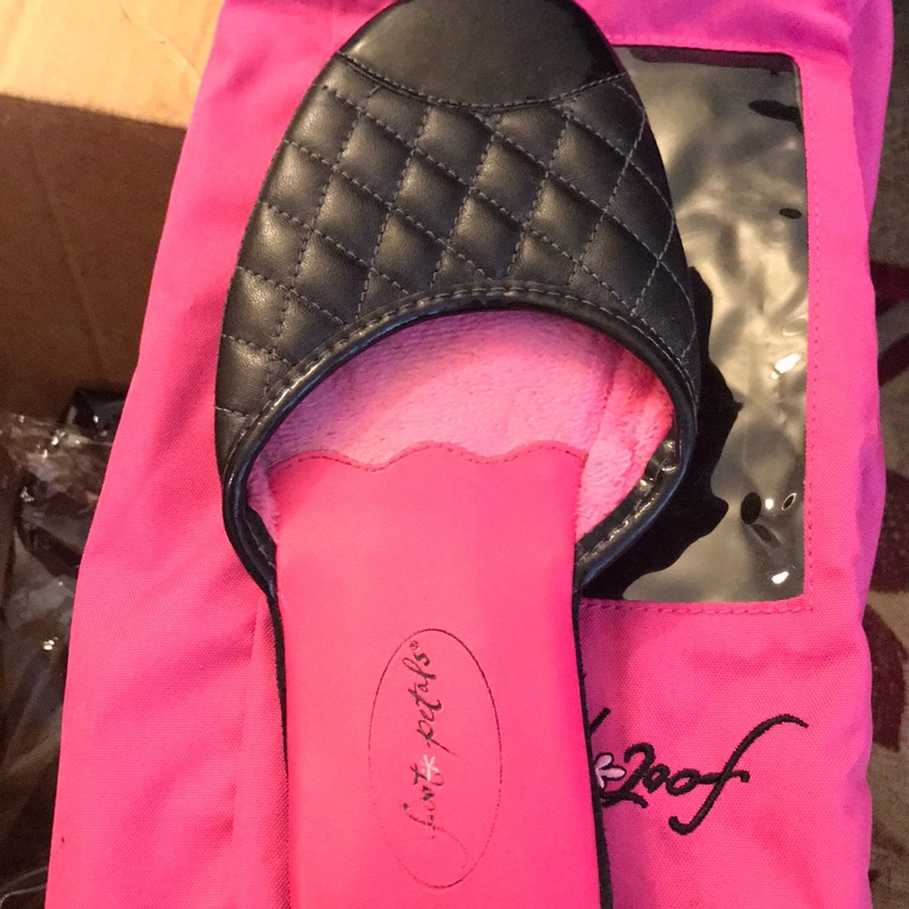 Size 6 Foot petals slippers like new